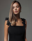 Robe noire à fleurs en relief