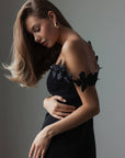 Robe noire à fleurs en relief