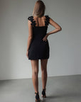 Robe noire à fleurs en relief