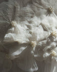 Abito bianco con scollo all'americana e fiori