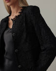 Veste noire ornée de dentelle