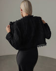 Veste noire ornée de dentelle