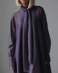 Lila Seiden-Maxikleid mit Schleifenkragen