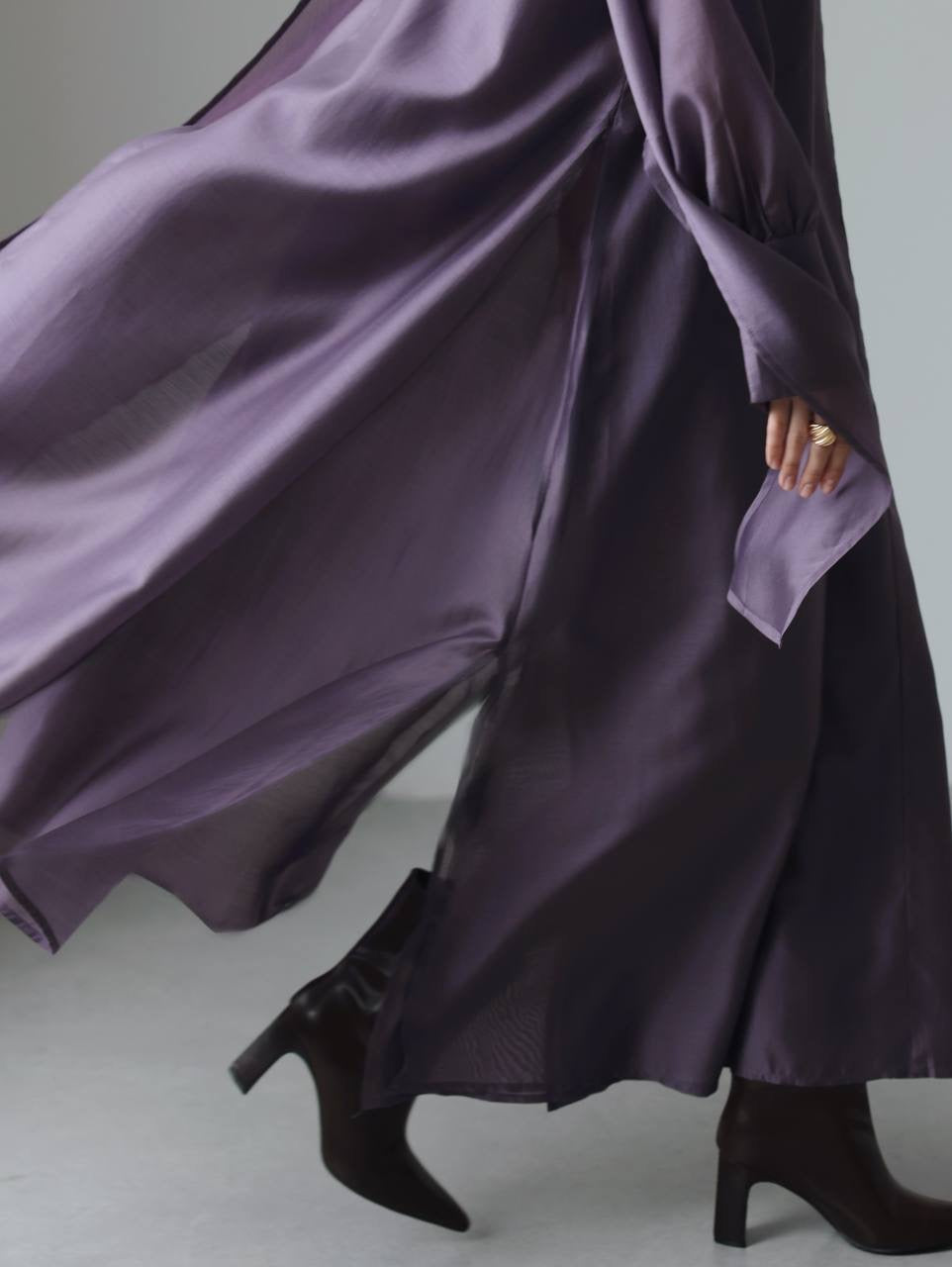 Lila Seiden-Maxikleid mit Schleifenkragen