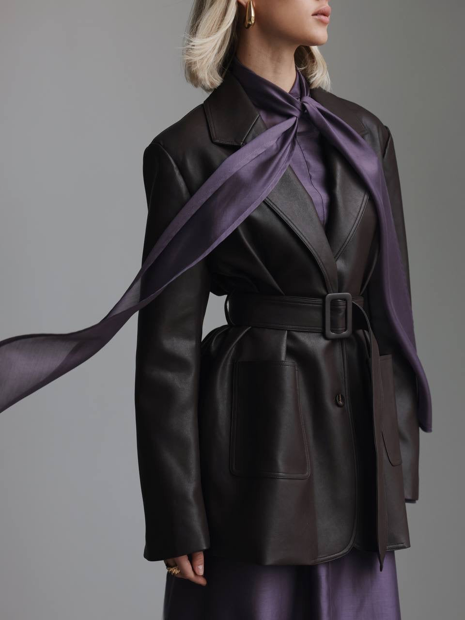 Lila Seiden-Maxikleid mit Schleifenkragen