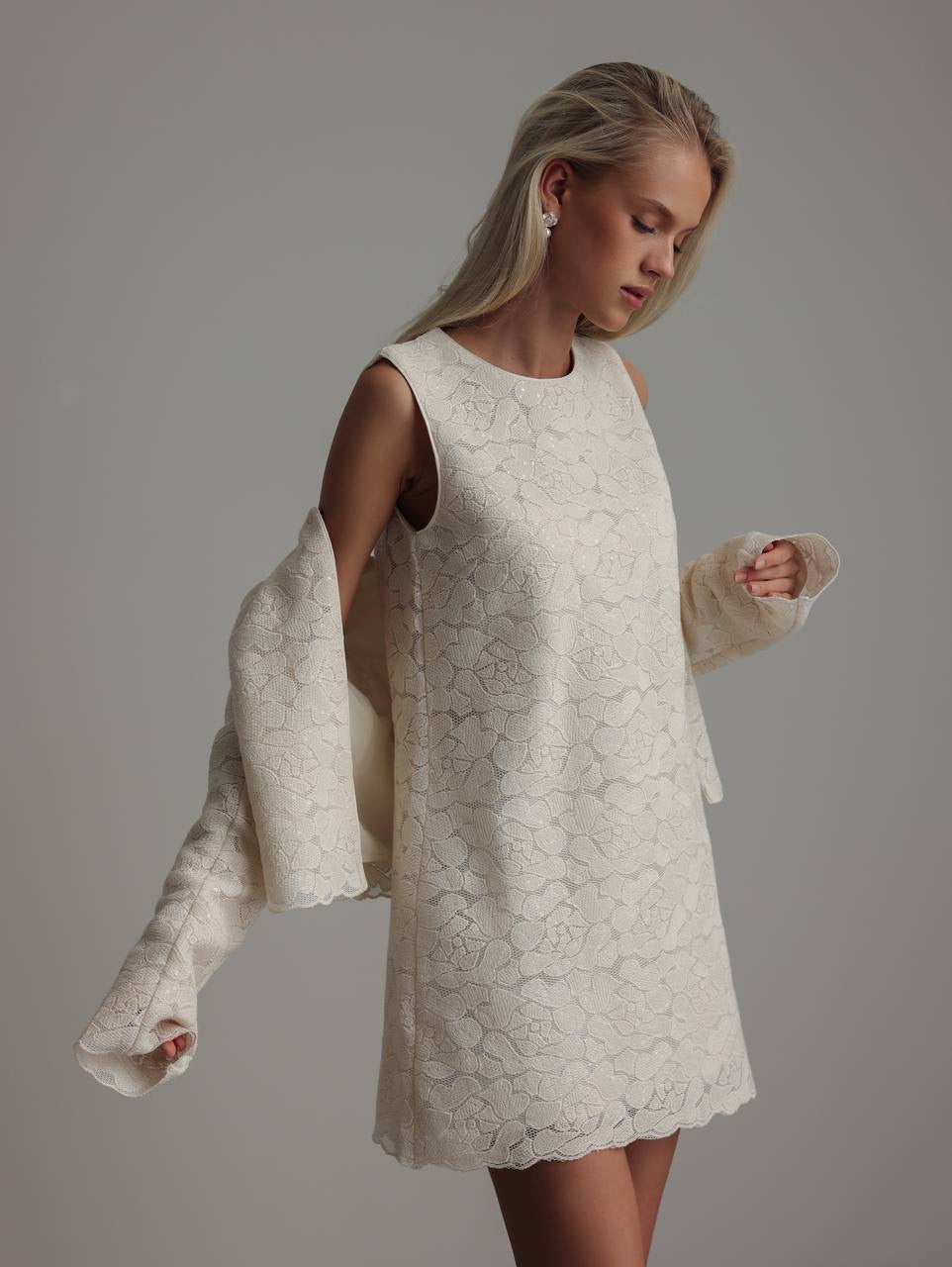 Robe courte sans manches en dentelle