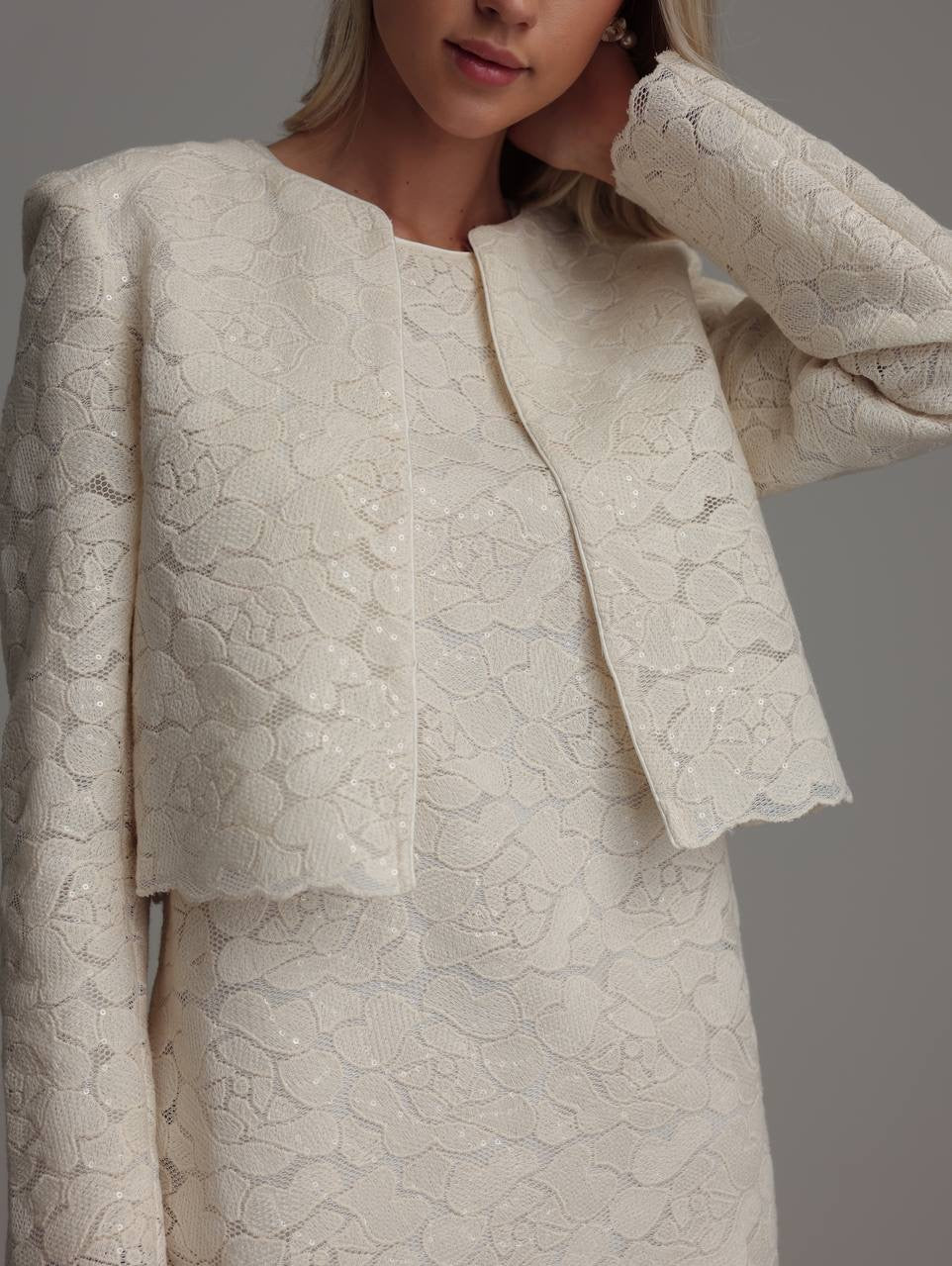 Robe courte sans manches en dentelle