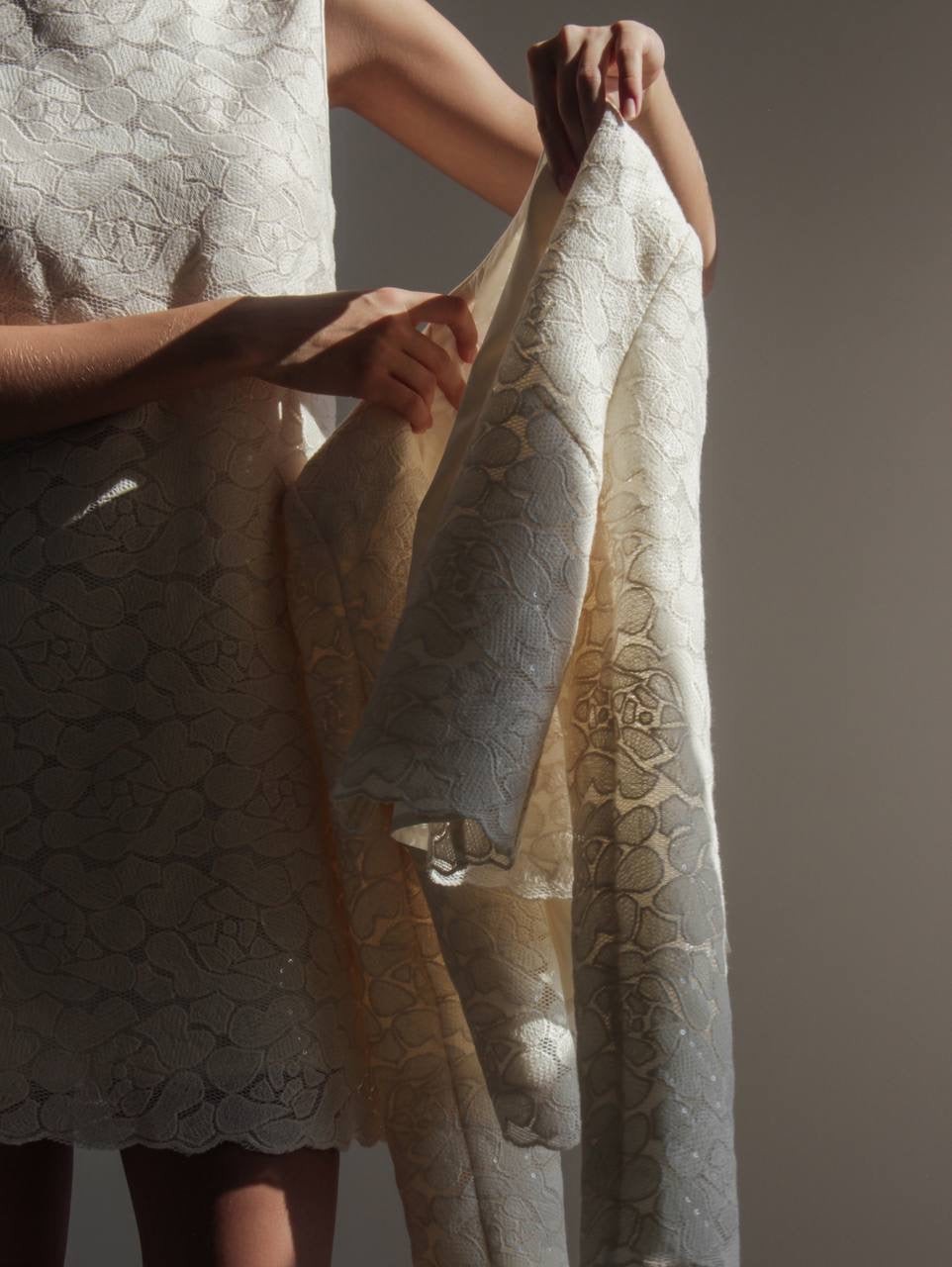 Robe courte sans manches en dentelle