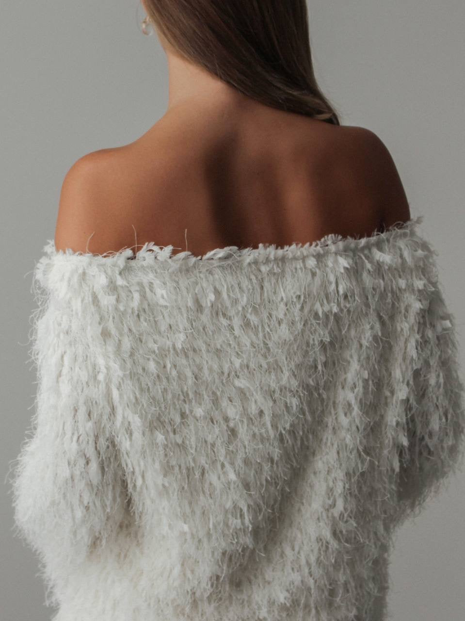 Top de hombros descubiertos efecto plumas