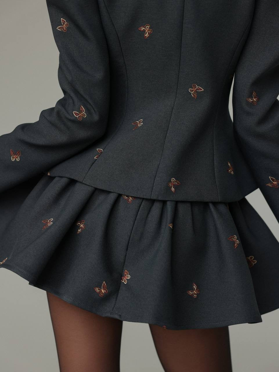 Conjunto gris marengo con mariposas bordadas