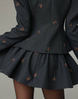 Conjunto gris marengo con mariposas bordadas