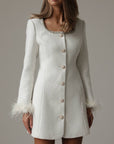 Abito in tweed bianco con polsini in piume