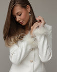 Abito in tweed bianco con polsini in piume