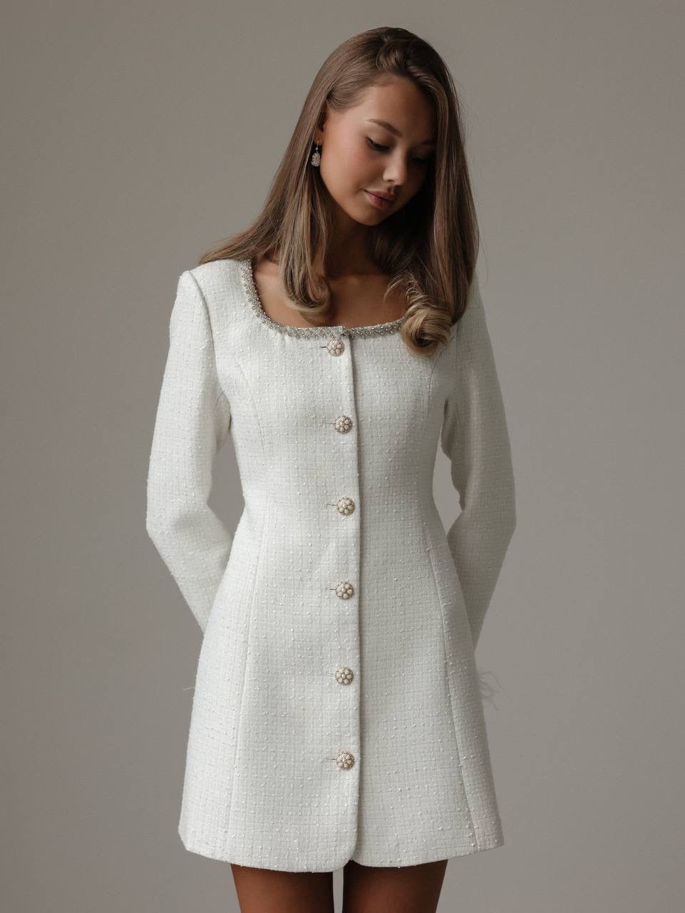 Abito in tweed bianco con polsini in piume