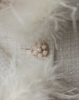 Abito in tweed bianco con polsini in piume