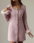 Elegantes rosa Tweedkleid mit Federmanschetten