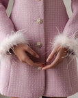 Elegantes rosa Tweedkleid mit Federmanschetten