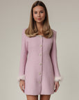Elegantes rosa Tweedkleid mit Federmanschetten