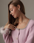 Elegantes rosa Tweedkleid mit Federmanschetten