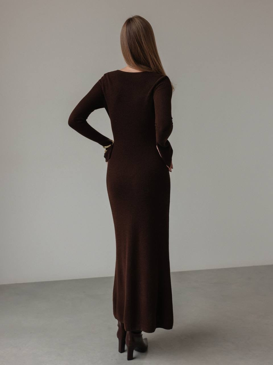 Schickes schokobraunes Strick-Midikleid