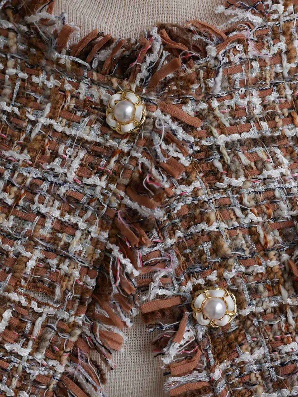 Ensemble élégant en tweed aux tons terre