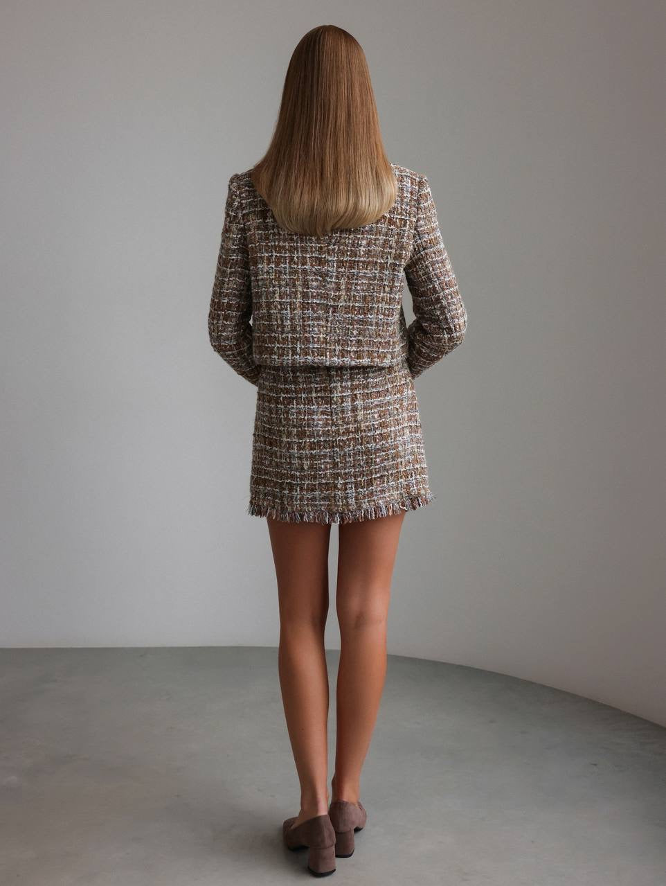 Ensemble élégant en tweed aux tons terre