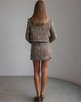 Ensemble élégant en tweed aux tons terre