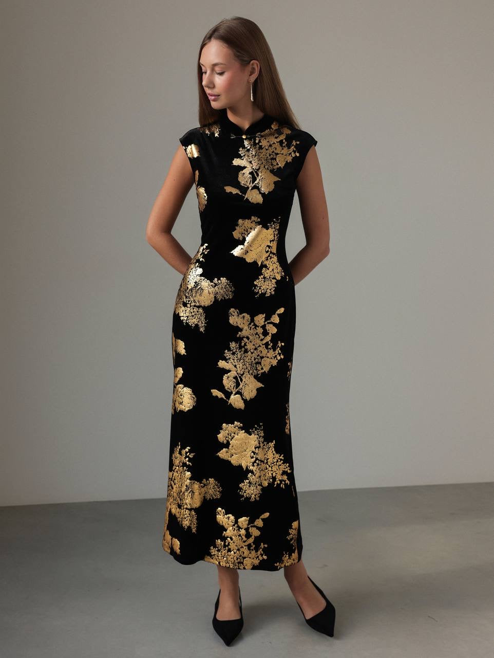 Vestido con estampado floral dorado