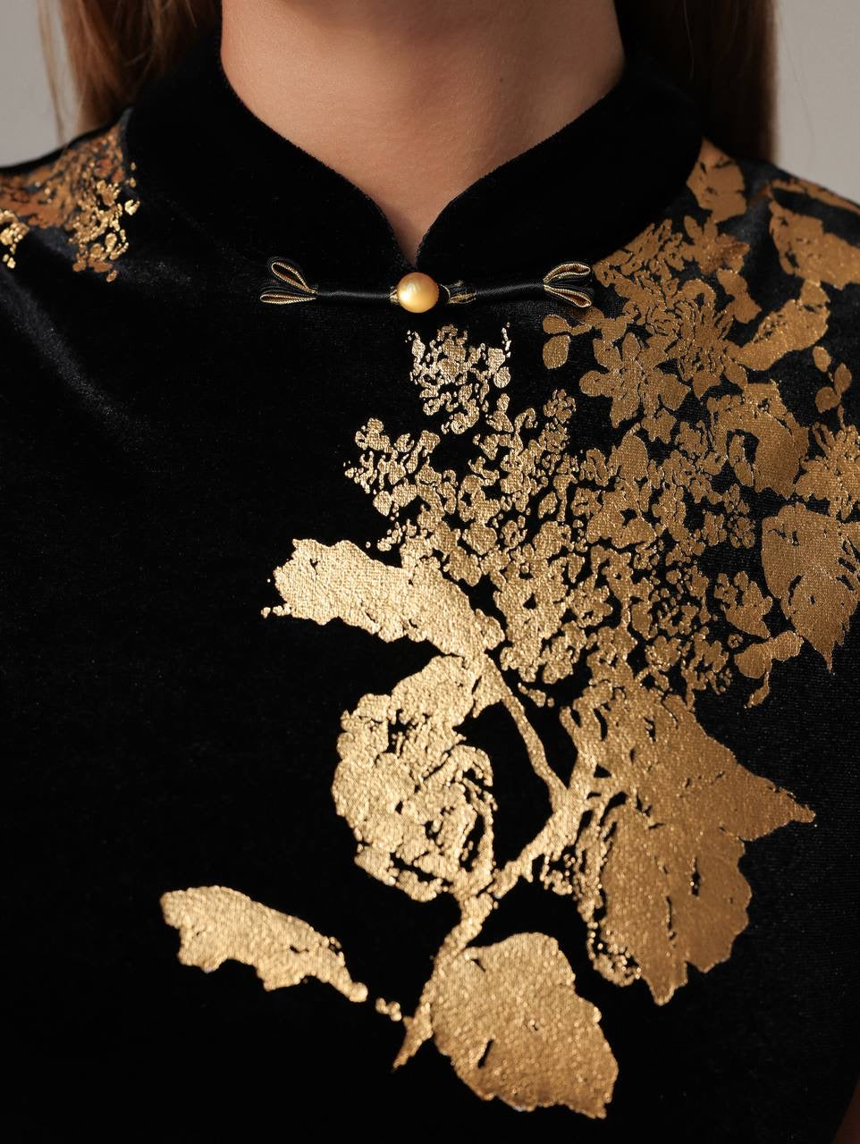 Vestido con estampado floral dorado