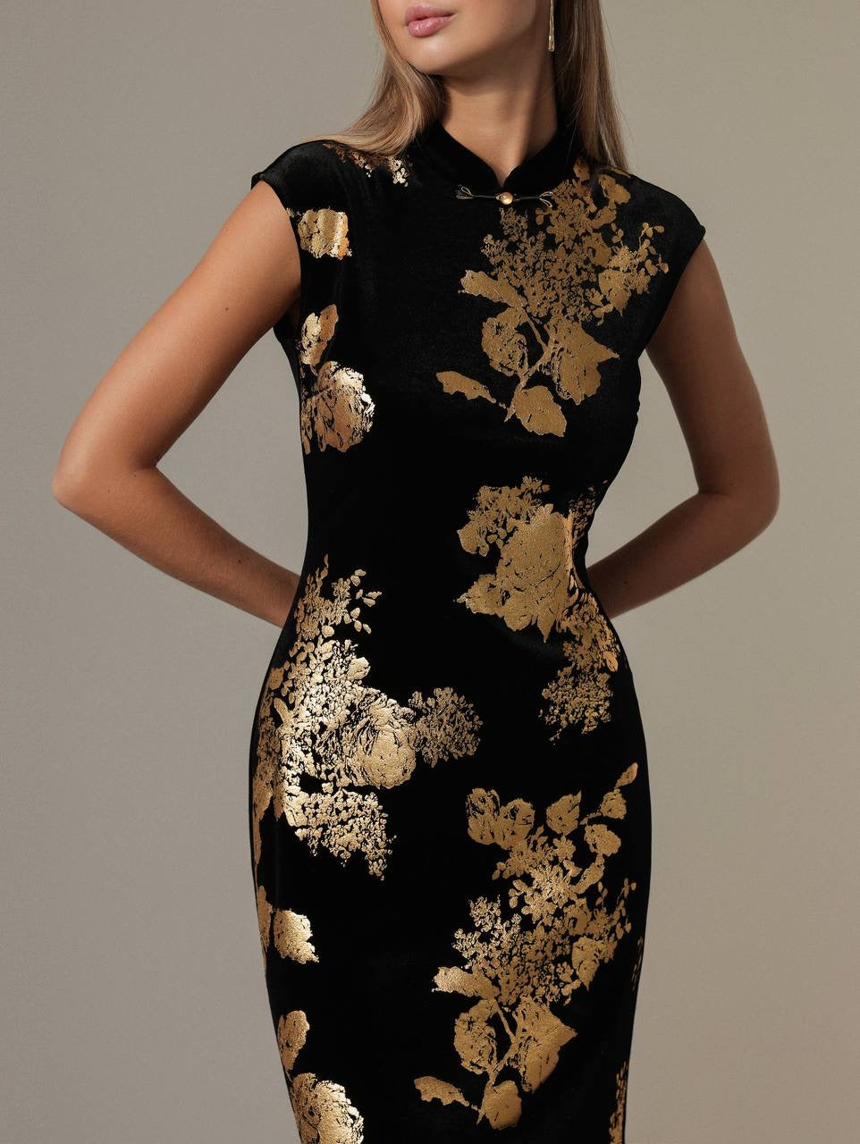 Vestido con estampado floral dorado