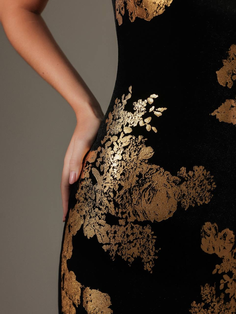 Vestido con estampado floral dorado