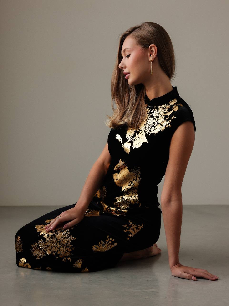 Vestido con estampado floral dorado