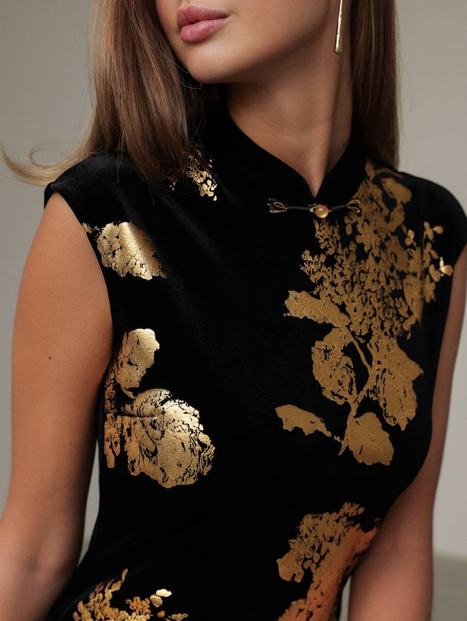 Vestido con estampado floral dorado