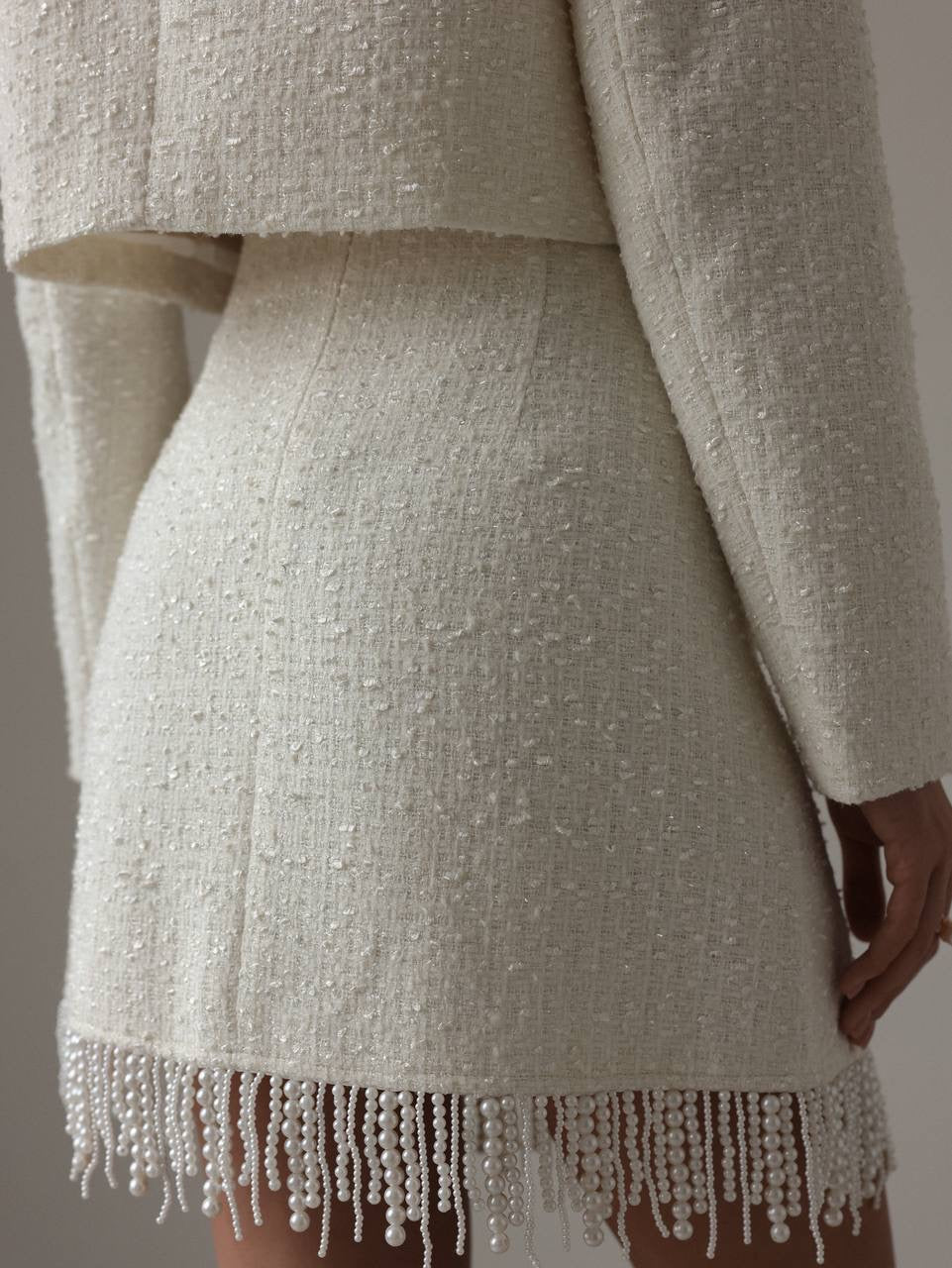 Completo in tweed con frange di perle