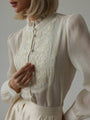 Blusa con delicati dettagli in pizzo