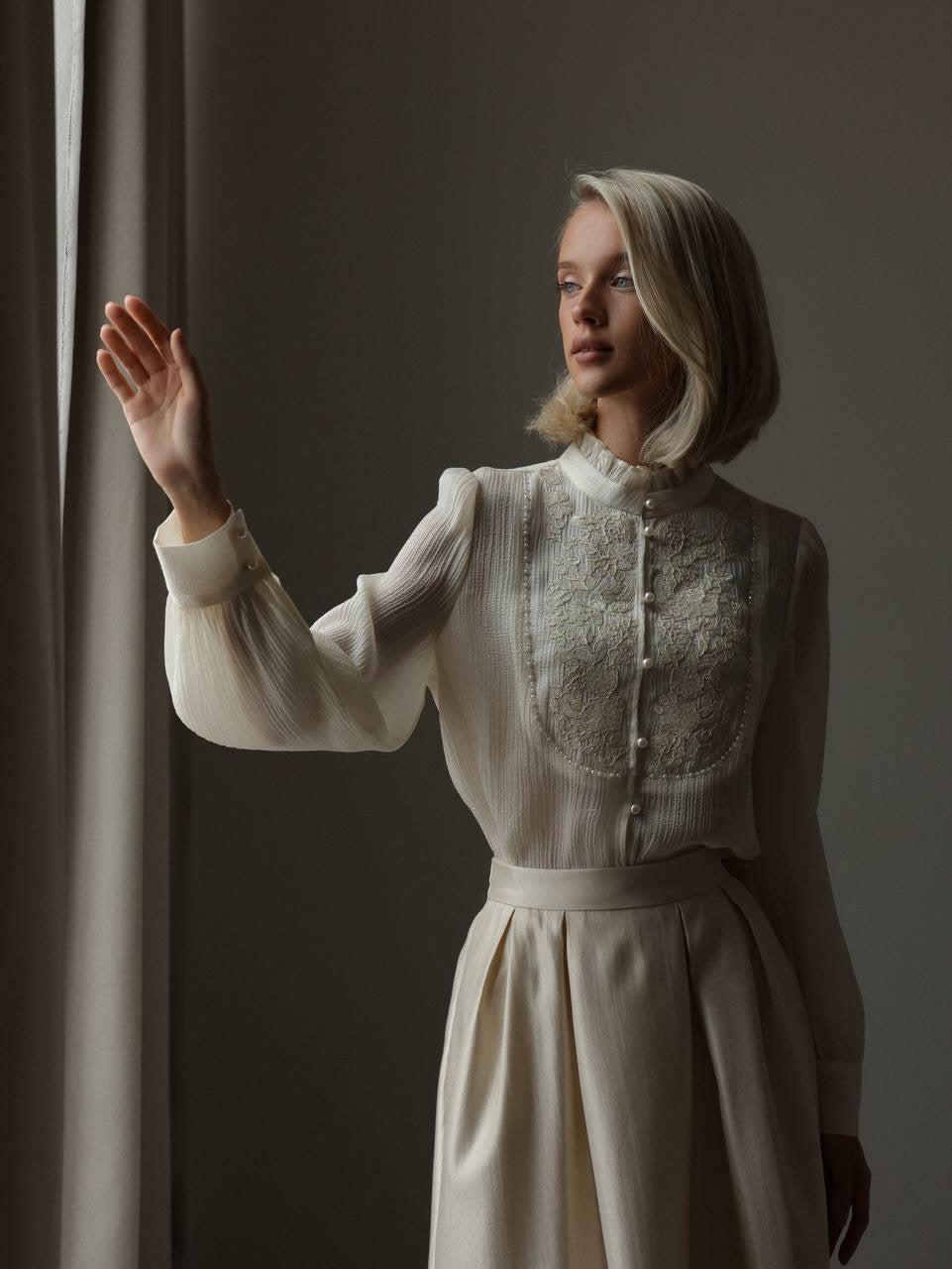 Blouse à délicats détails en dentelle