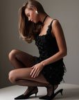 Elegantes schwarzes Minikleid mit Rosenstruktur