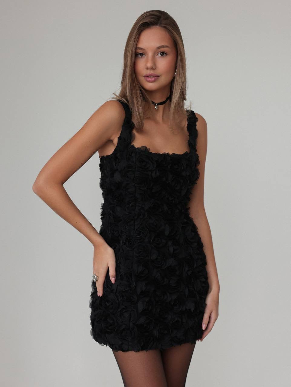 Elegantes schwarzes Minikleid mit Rosenstruktur