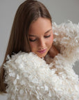 Blusa texturizada con detalles de plumas