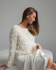 Blusa texturizada con detalles de plumas