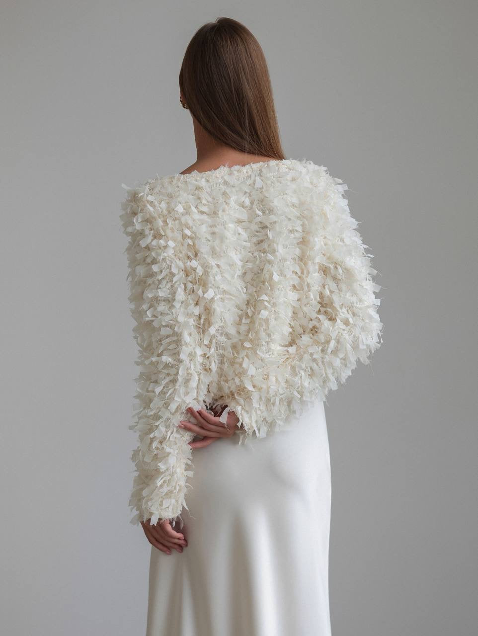 Blusa texturizada con detalles de plumas