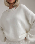 Weißer Strickpullover mit Perlendetails