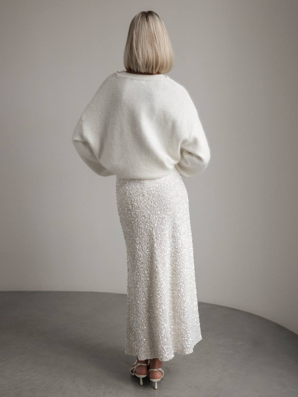 Weißer Strickpullover mit Perlendetails