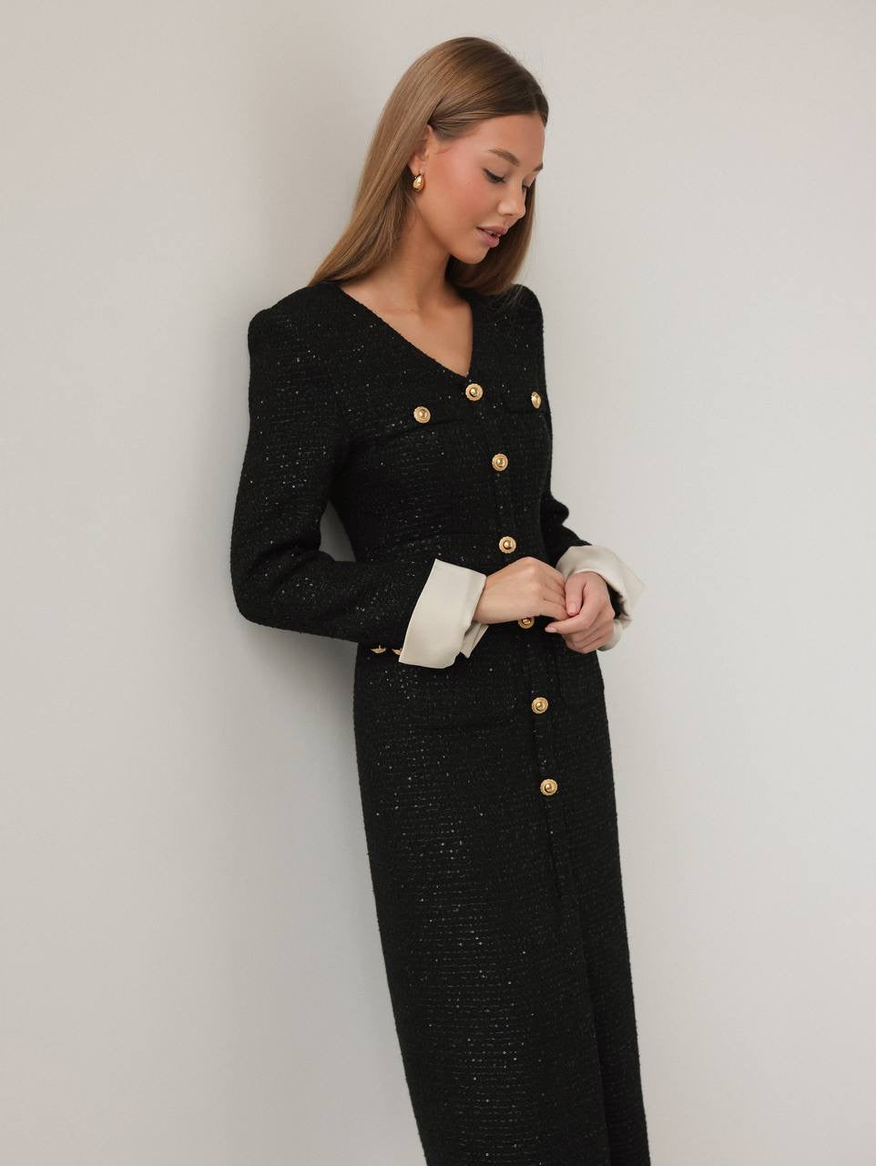Robe midi élégante en tweed noir à boutons dorés