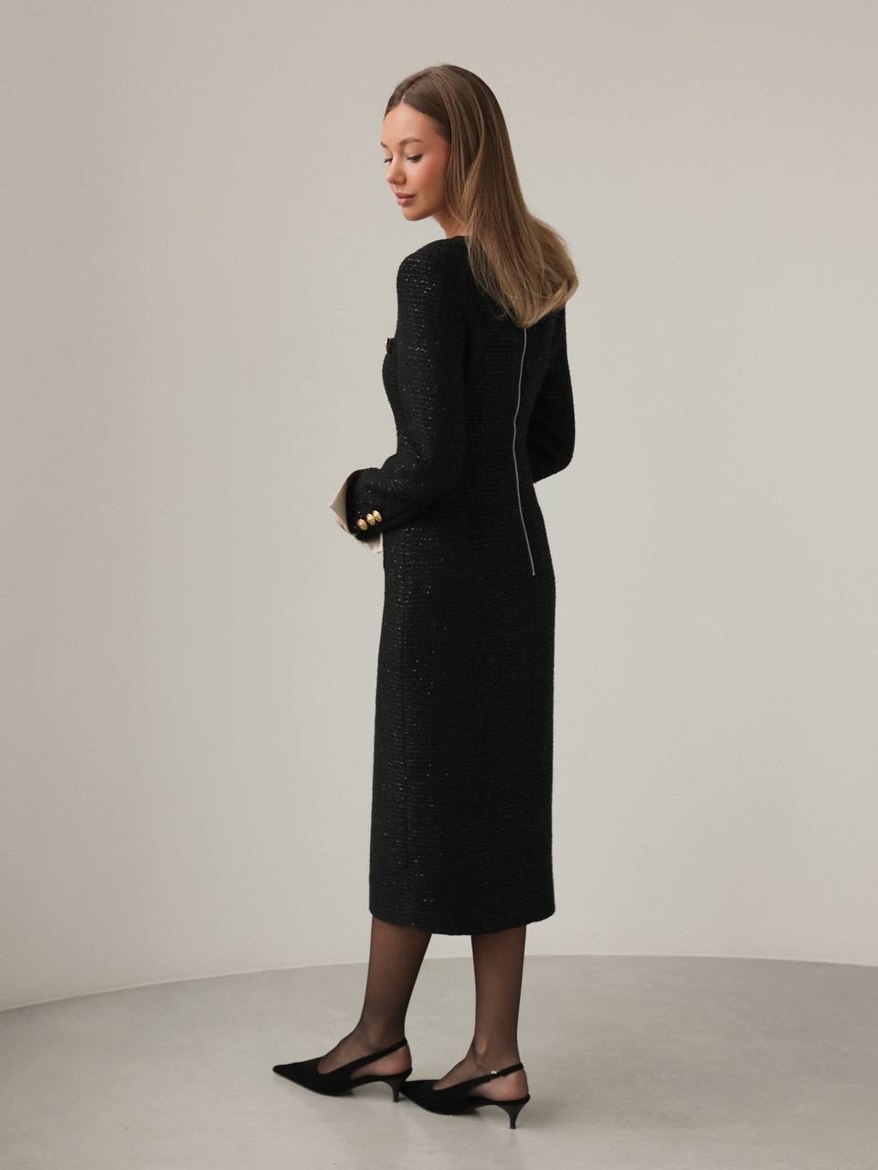 Robe midi élégante en tweed noir à boutons dorés