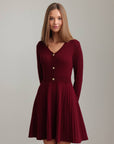 Abito in maglia svasato bordeaux con bottoni