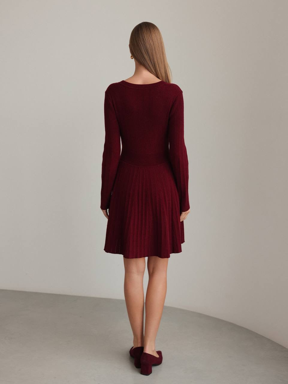 Abito in maglia svasato bordeaux con bottoni