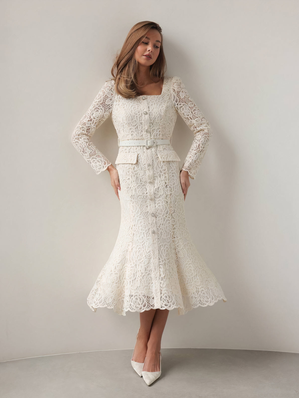 Vestido de encaje con botones de cristal