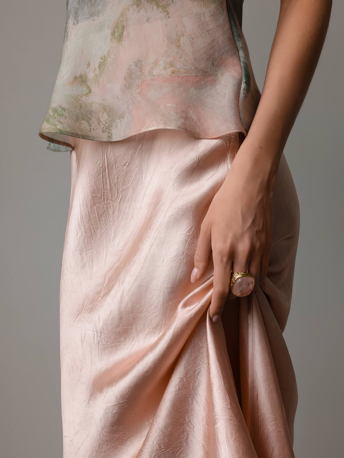 Schräg geschnittener Satinrock in Blush