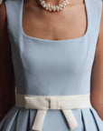 Plissiertes Midikleid in Babyblau mit Gürtel